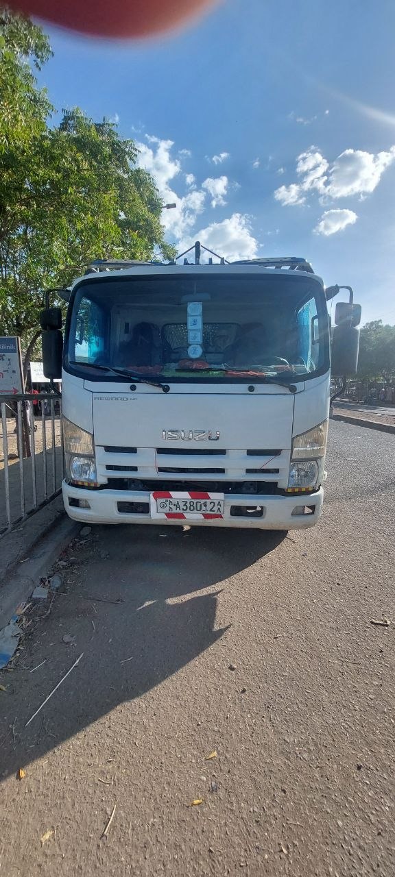 ISUZU NPR 2018 model photo 1
